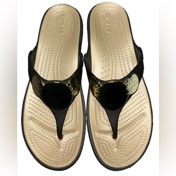 Crocs Sanrah Hammered Circle Wedge Flip Sandal Women's size W7 ESPRESSO/GOLD EUC - Picture 4 of 11